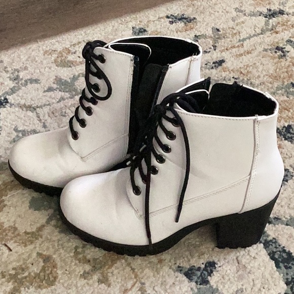 Heeled Ankle Boots, size 6, White - Picture 4 of 4